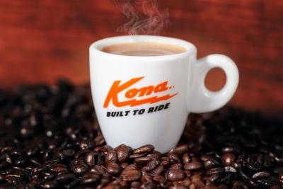 Чашка для эспрессо с логотипом Kona.